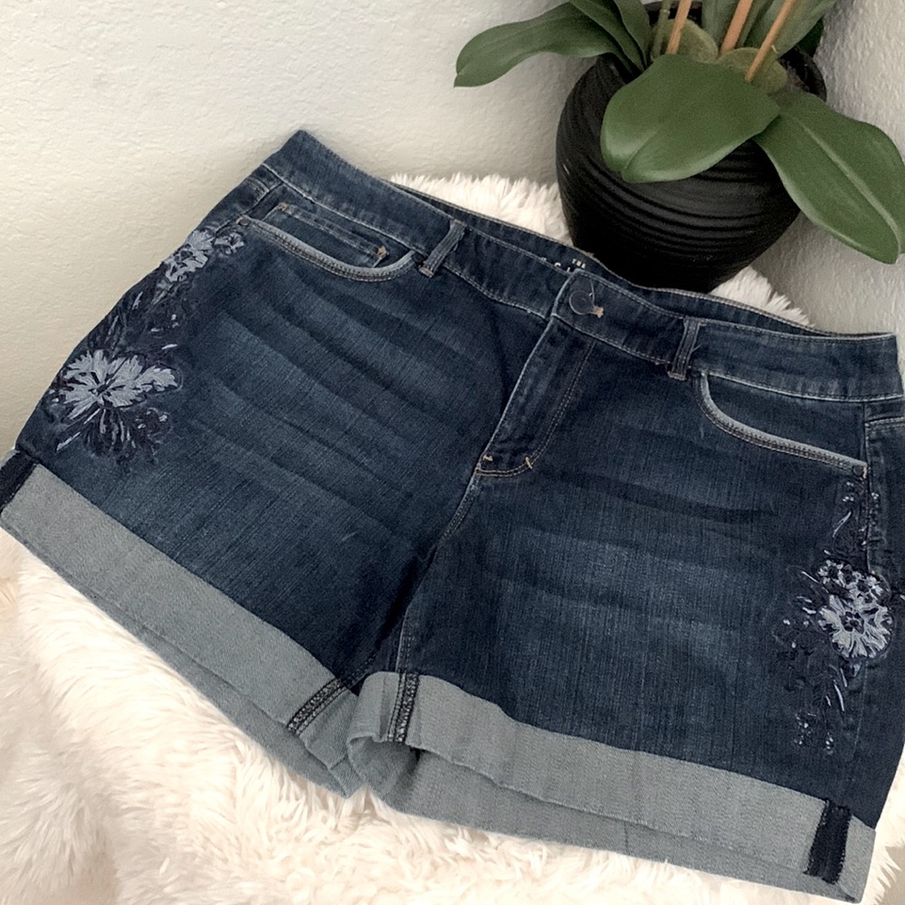 🌺 WHBM White House Black Market 6 Floral Embroidered 5" Jean Shorts Size 14
